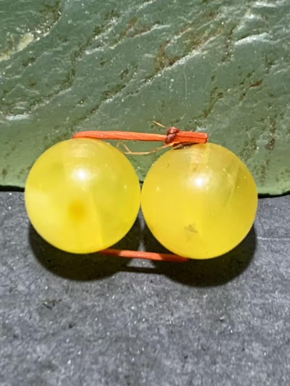 天然乌克兰原矿蜜蜡圆珠一对。