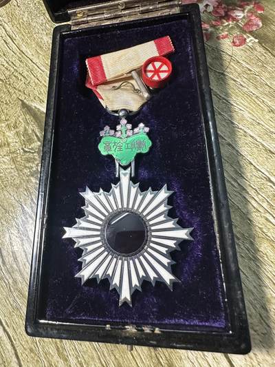 清仓专场，章，钱币，满200包邮，所有订单不寄存 - 六等旭日章，原盒带略