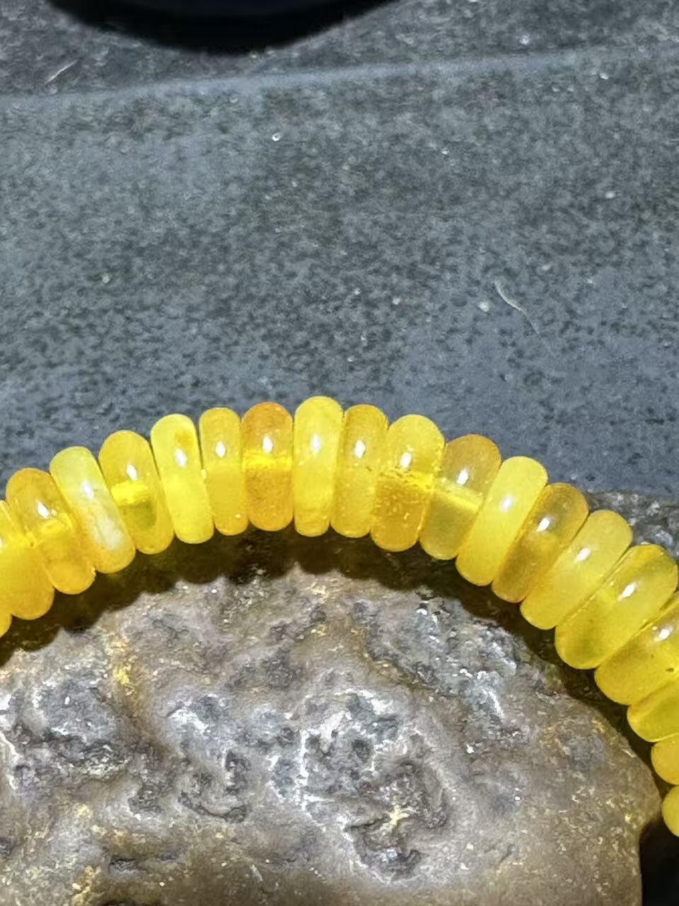 精美天然乌料蜜蜡隔片手串1条！。