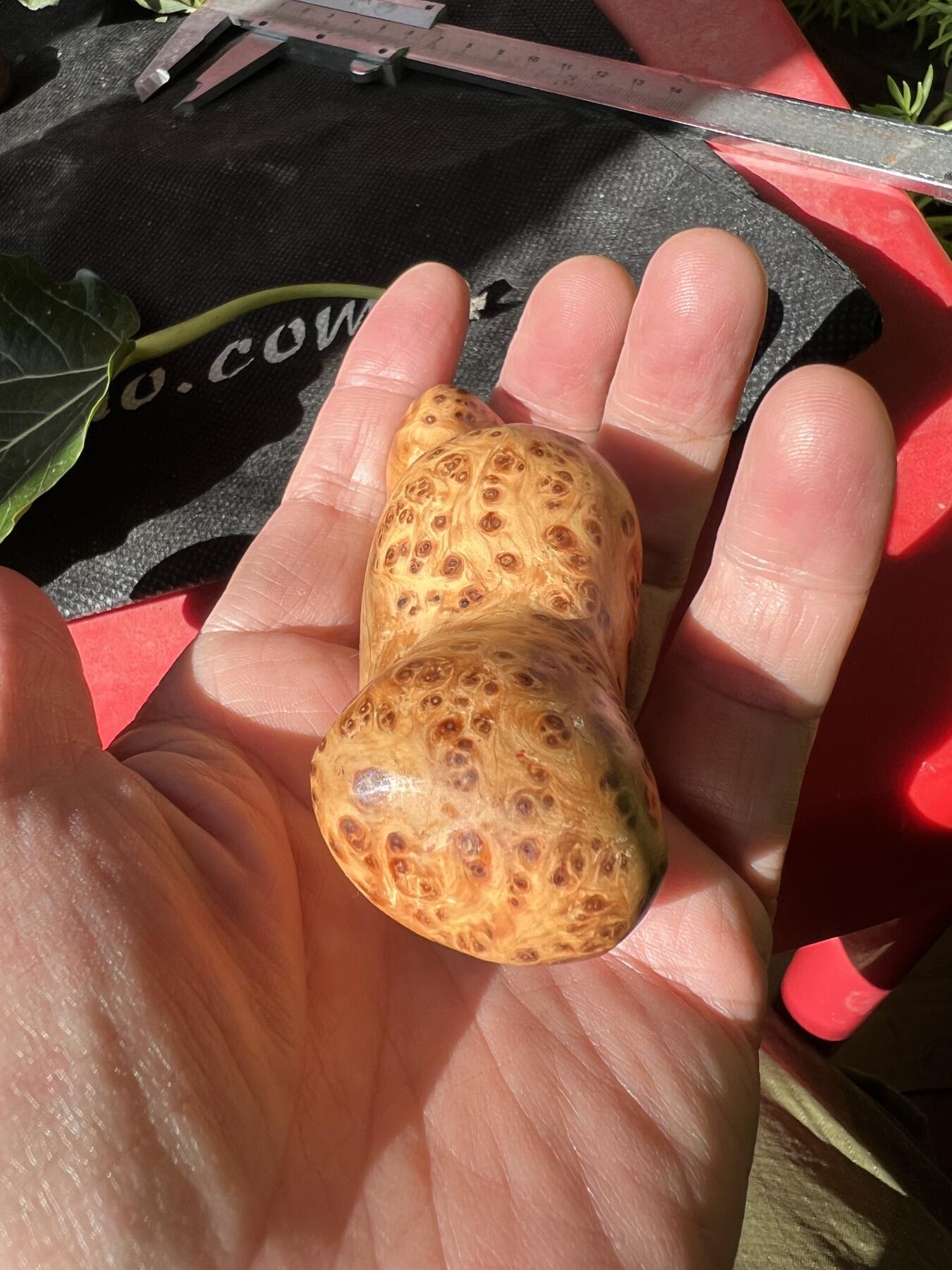 零元拍：崖柏瘤花随型手把件，十年前的存货了，油性极大。因为没有盘玩过，里面的油脂都渗出来了，收到后切记一定戴手套盘玩