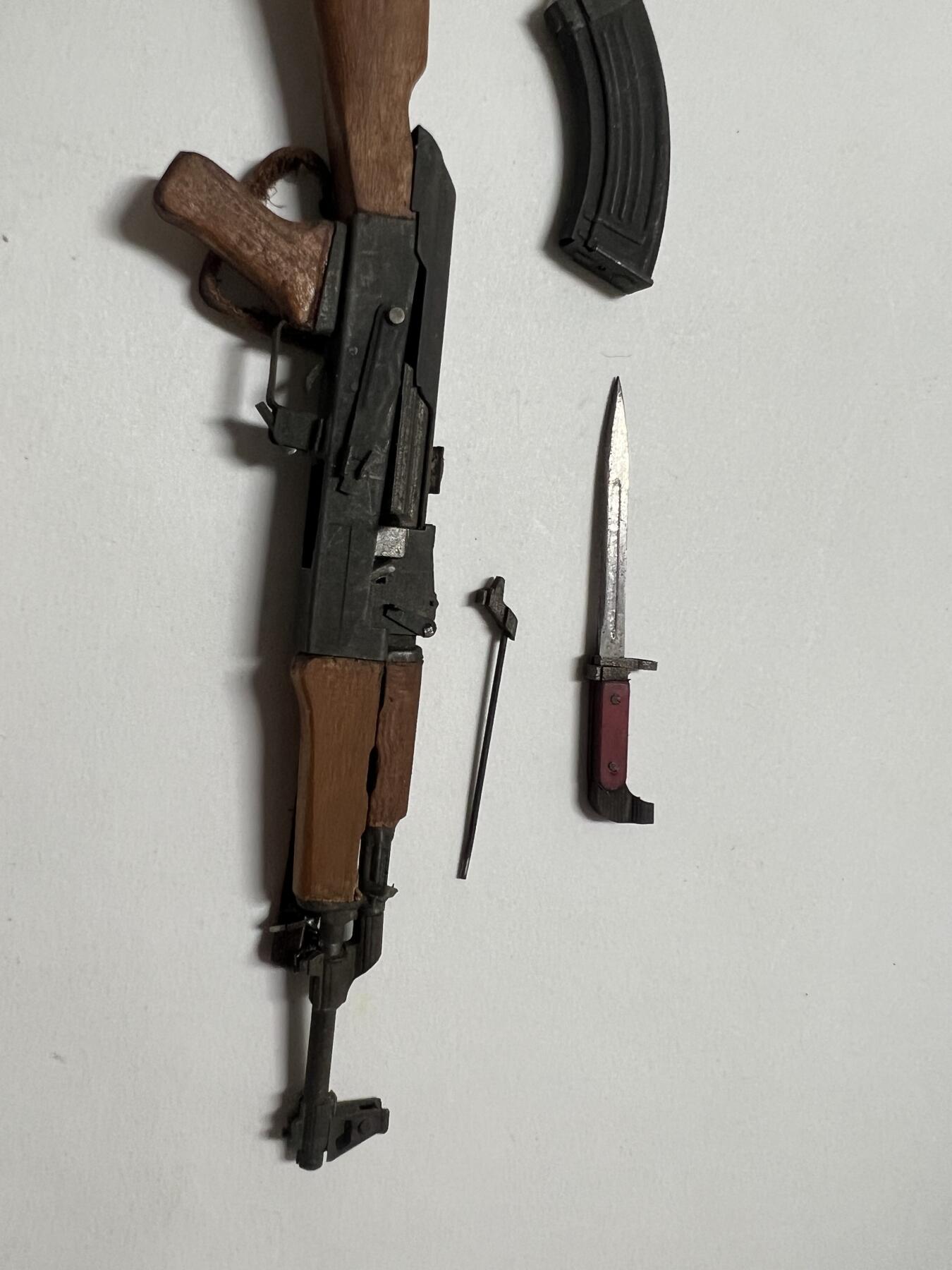 零元拍：钛金：1/6 G43和阿卡47模型，全金属+实木，G43无蛋夹，阿卡也有问题，不知道是不是少零件，就当残品吧。介意勿拍，两只一起拍。