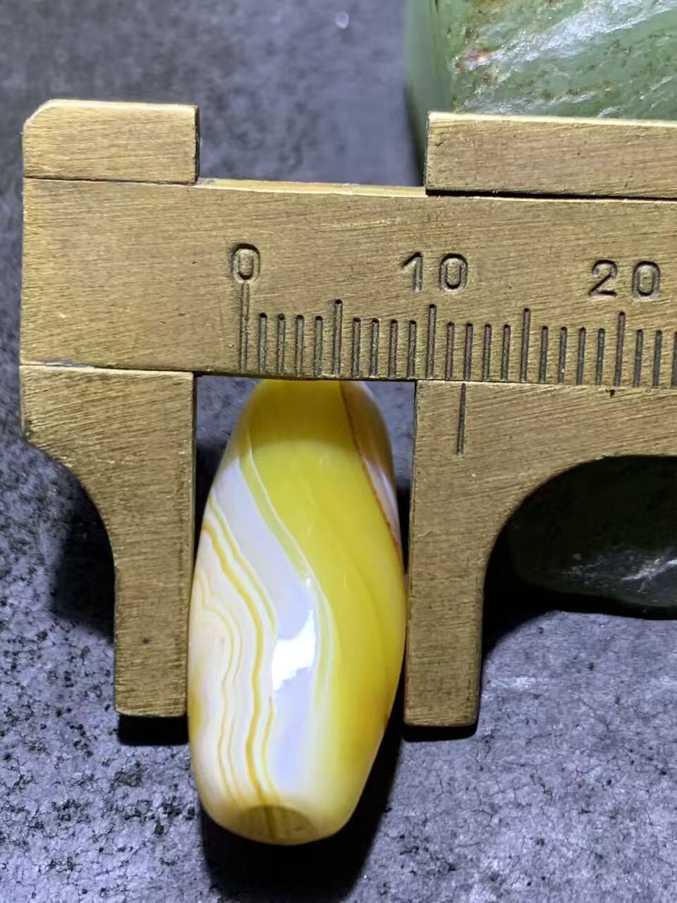 精美高玉化黄料缠丝玛瑙随形桶珠一个！