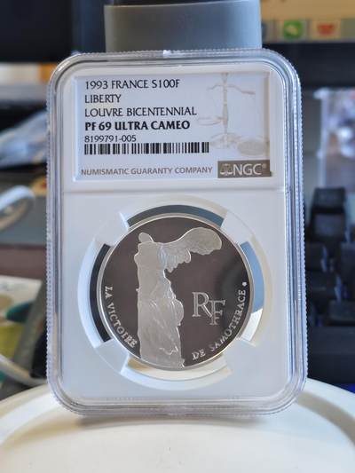 第174期拍卖【长期征集拍品】 - NGC-PF69ULTRA CAMEO 法国1993年卢浮宫系列-色雷斯的胜利女神精制纪念银币-100法郎精制纪念银币-10法郎（22.2克，900银，37MM币径，发行量2万枚）