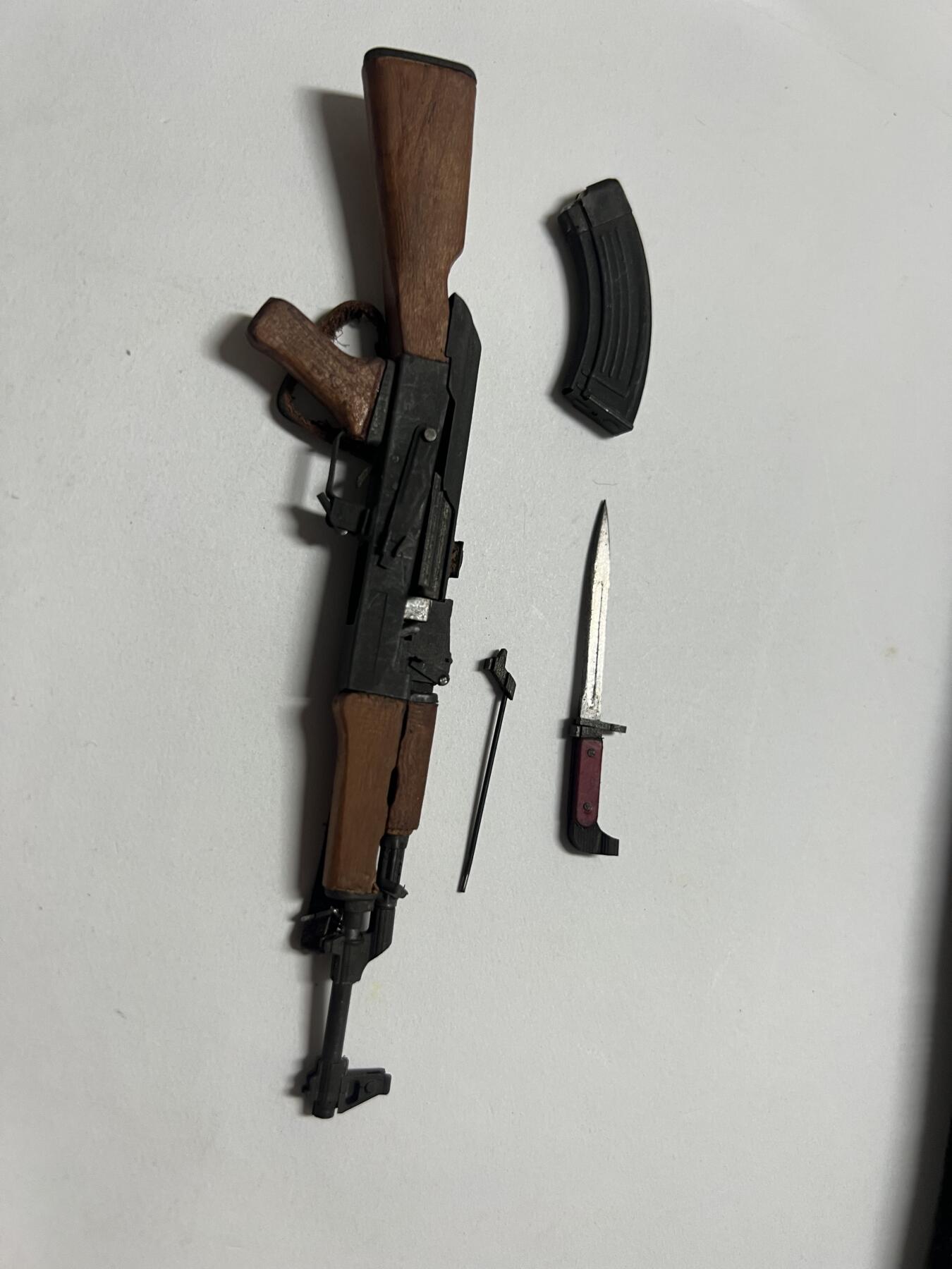 零元拍：钛金：1/6 G43和阿卡47模型，全金属+实木，G43无蛋夹，阿卡也有问题，不知道是不是少零件，就当残品吧。介意勿拍，两只一起拍。