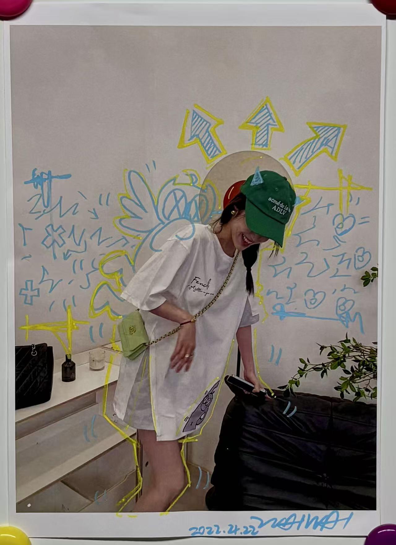 零元拍：艺术家歪歪亲笔签绘联名潮牌宣传海报，尺寸210/297MM，不含装裱