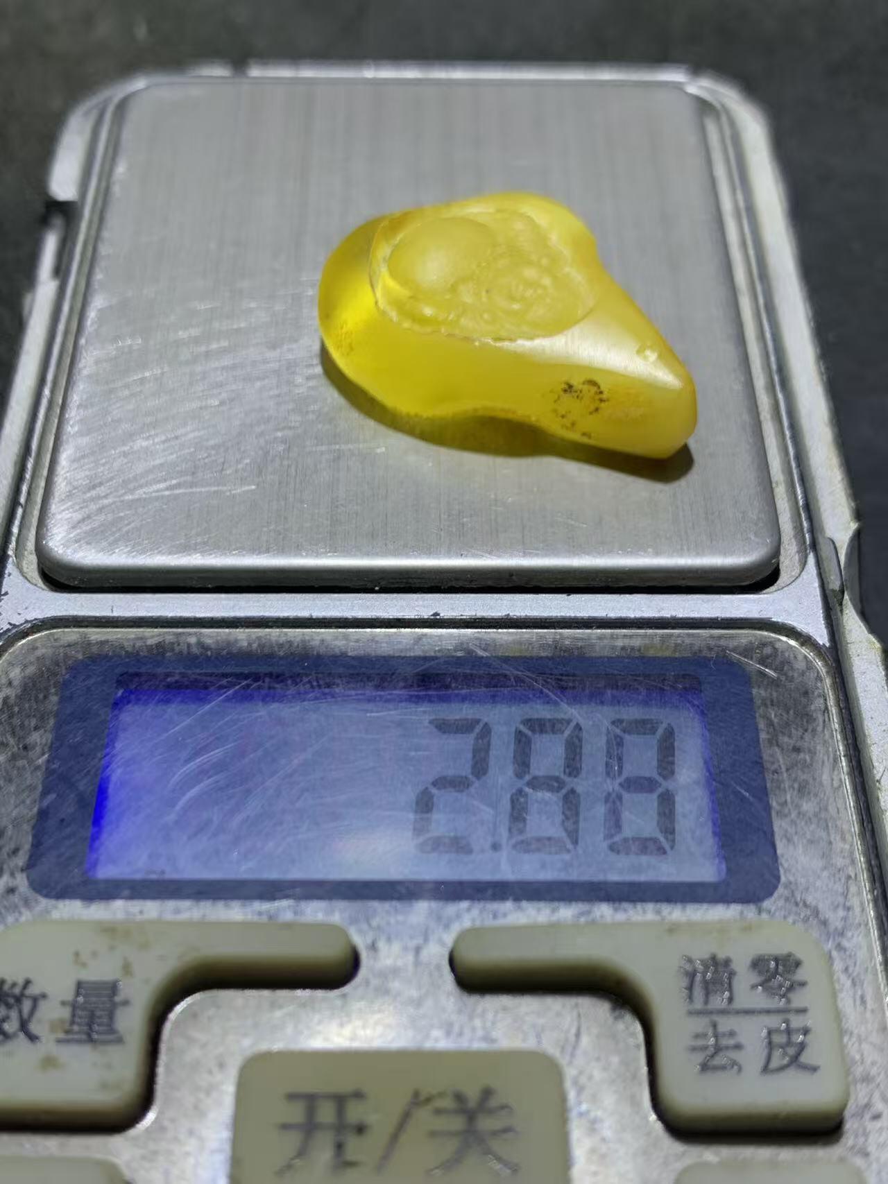 天然乌克兰蜜蜡原石雕刻弥勒佛吊坠一个