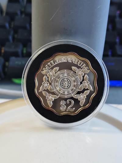 第174期拍卖【长期征集拍品】 - 开曼1999年2000千禧年钟表梅花形异形纪念银币,999银，15.552克，发行30000枚。有氧化