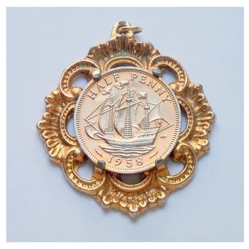 英国1958年 伊丽莎白镀金高浮雕精制币章吊坠 42MM