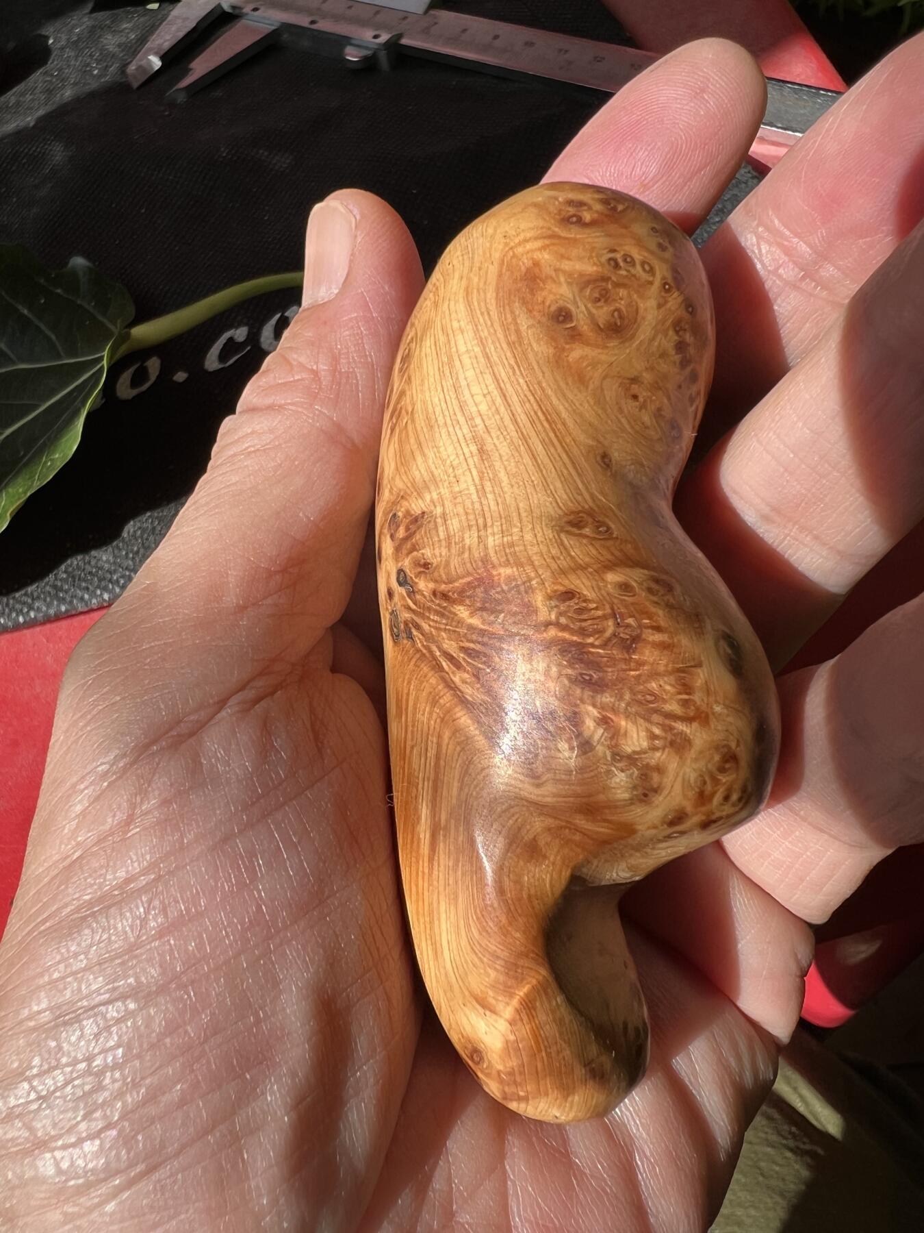 零元拍：崖柏瘤花随型手把件，十年前的存货了，油性极大。因为没有盘玩过，里面的油脂都渗出来了，收到后切记一定戴手套盘玩