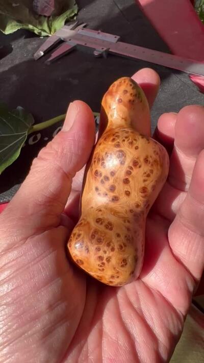 零元拍：崖柏瘤花随型手把件，十年前的存货了，油性极大。因为没有盘玩过，里面的油脂都渗出来了，收到后切记一定戴手套盘玩
