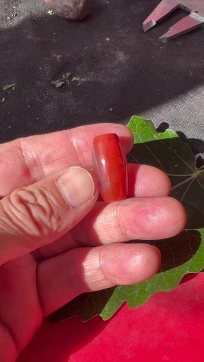 零元拍：南红玛瑙桶珠，约7.3克，25/13MM，颜色以实物为准。