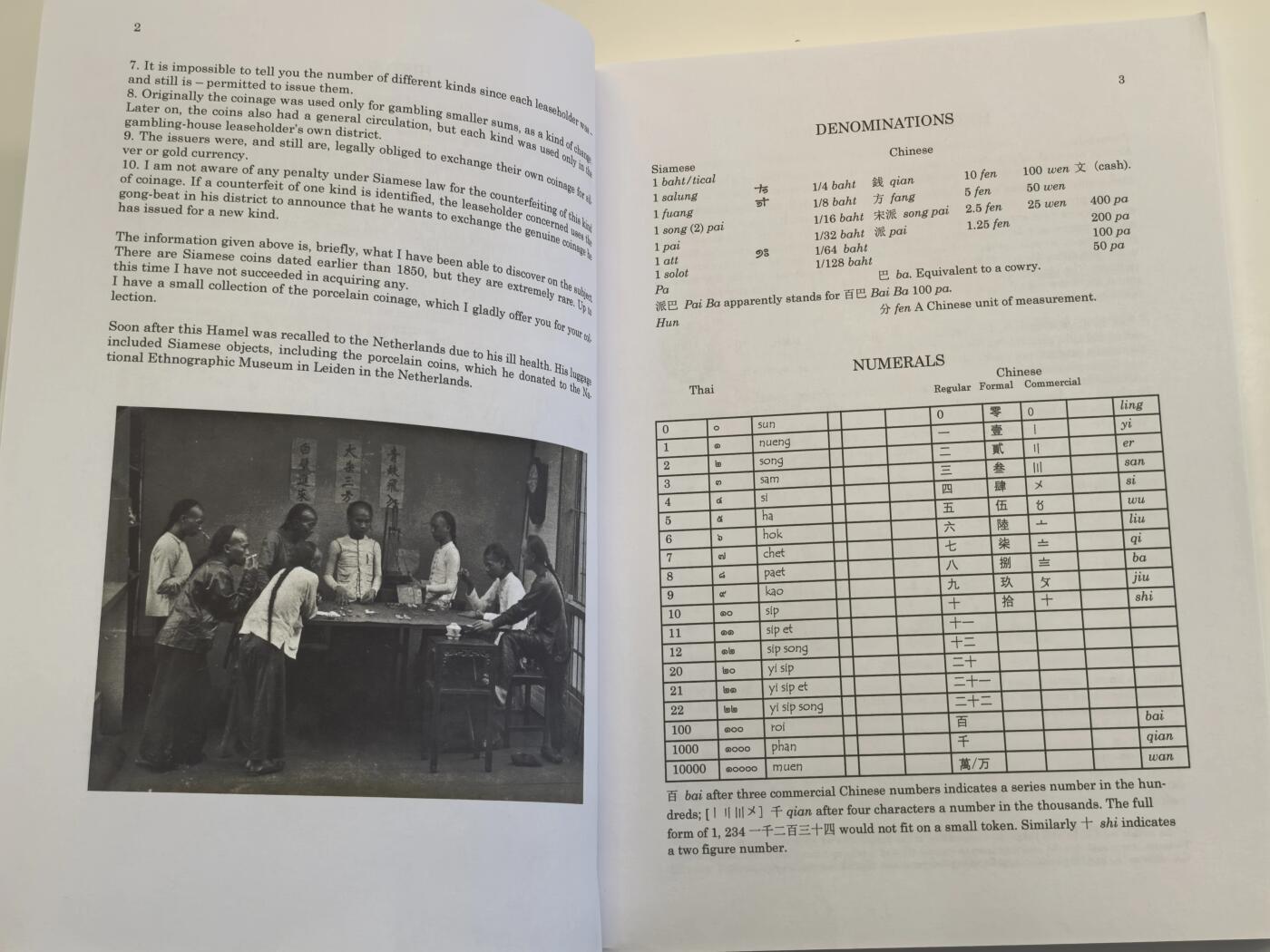 博洋堂暹罗瓷币专场拍卖暨第138期（全场包邮） 暹罗陶瓷代币目录（Pi Gaming Pieces: Siamese Porcelain tokens）大卫·哈蒂尔（David Hartill）2022年版。本书共收录了1890枚瓷币，包括了107枚陶质、玻璃及金属代币，以及部分典型赝品的图。此书按照币文笔画数排序，值得注意的是其图片有许多来自于互联网，且并未得到图主授权，但其仍然是迄今为止收录品种最多的纸质参考内容。（内容参考南洋钱币志公众号