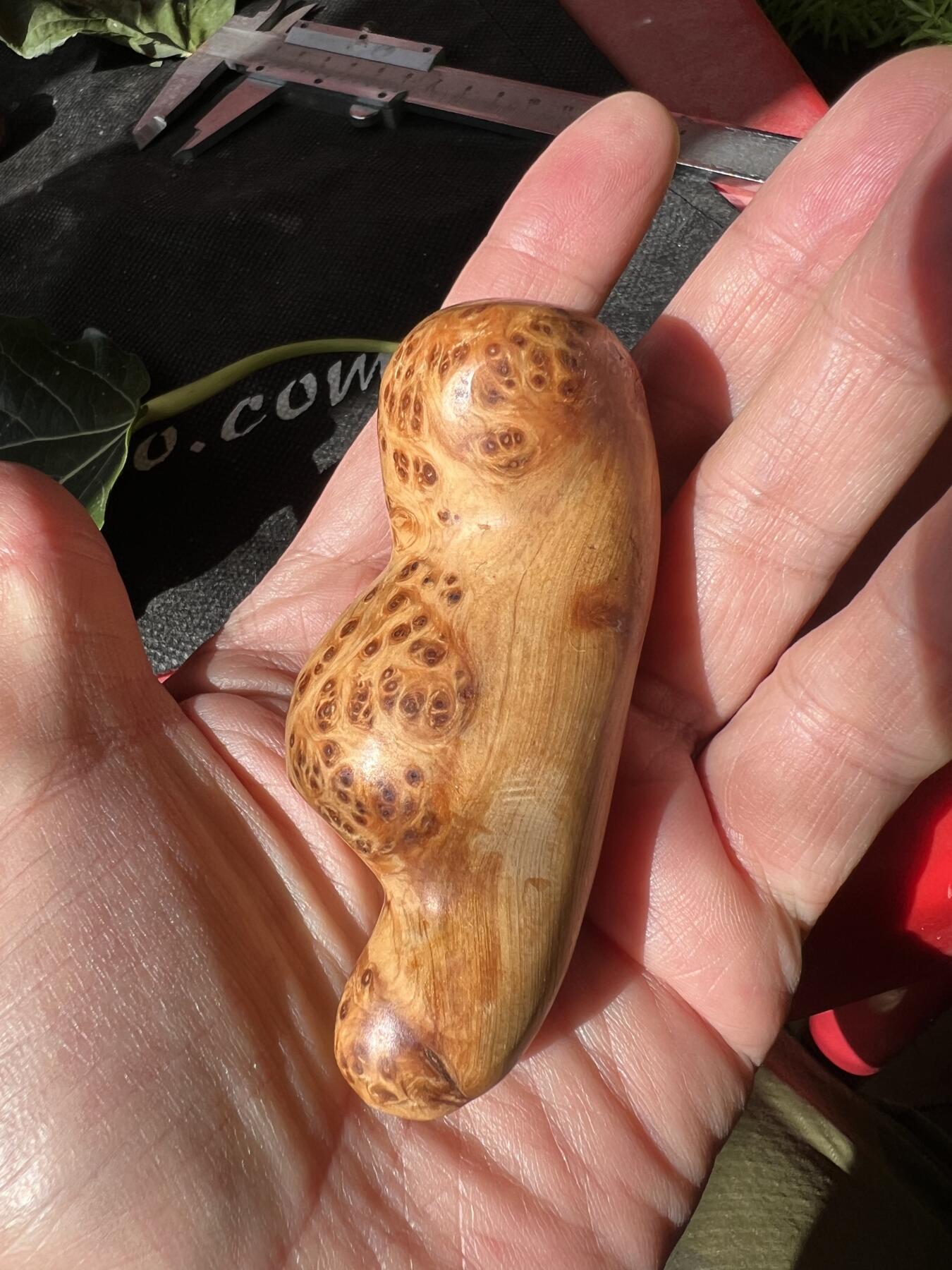零元拍：崖柏瘤花随型手把件，十年前的存货了，油性极大。因为没有盘玩过，里面的油脂都渗出来了，收到后切记一定戴手套盘玩