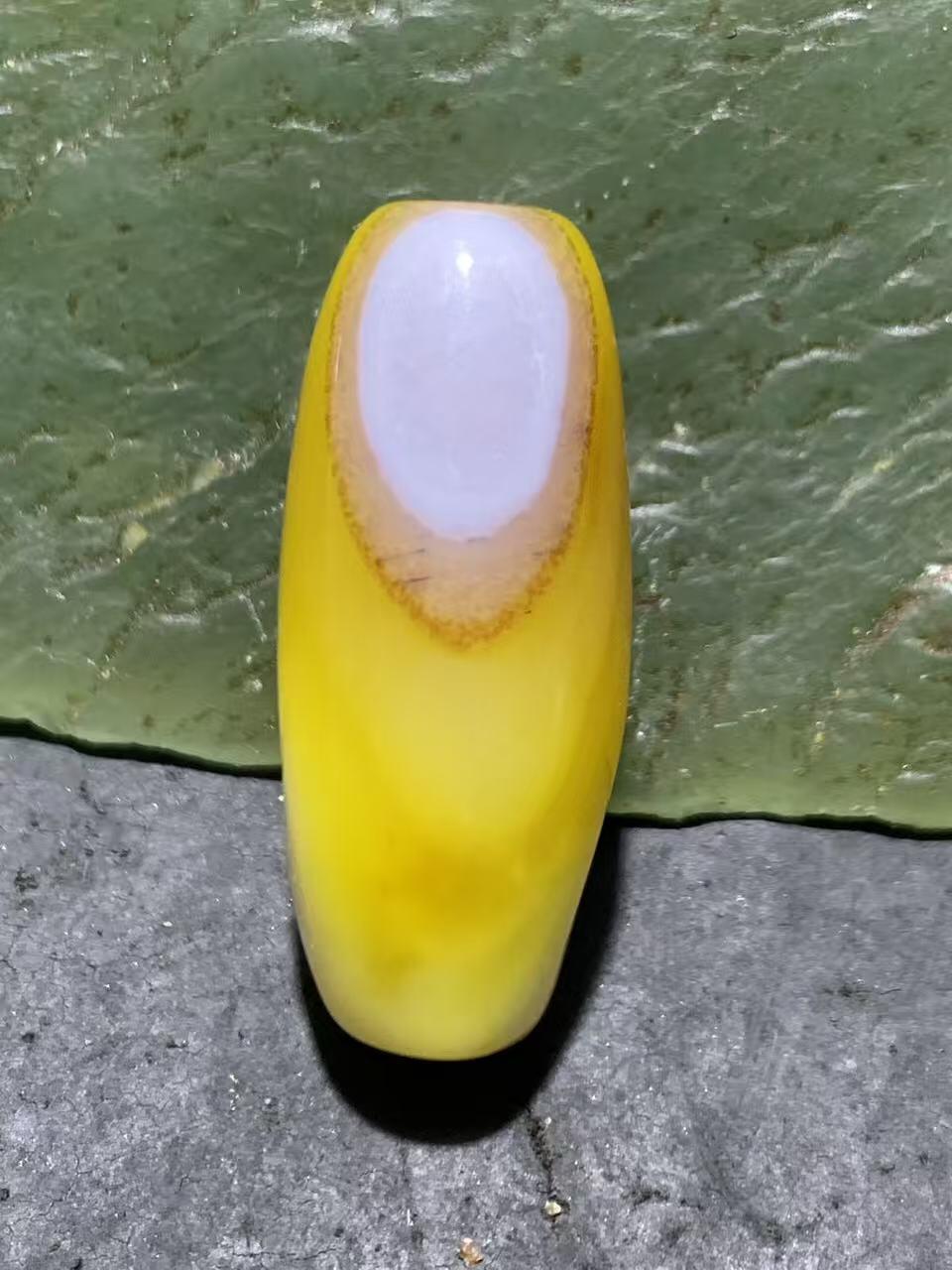 精美高玉化黄料缠丝玛瑙随形桶珠一个！