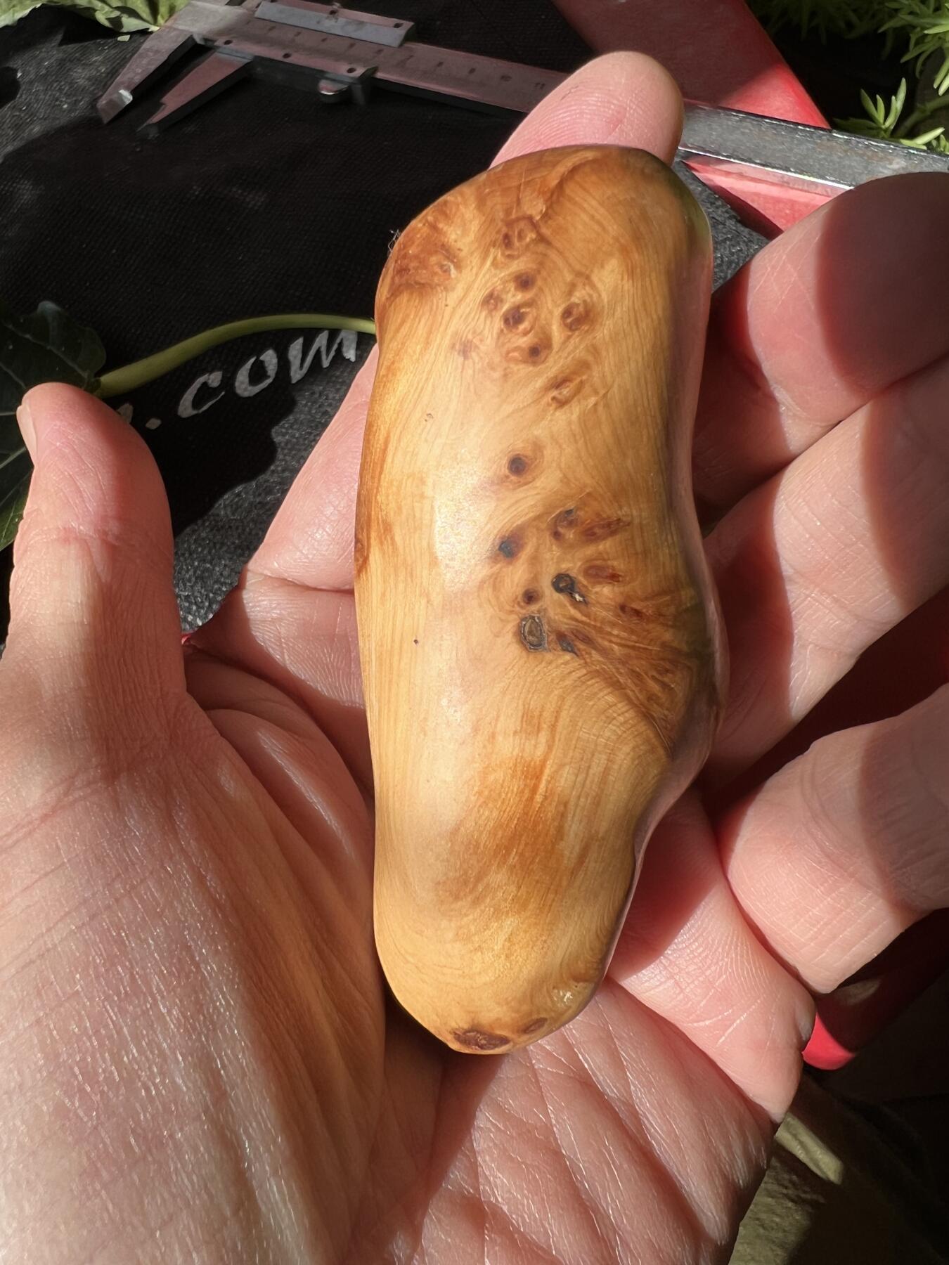 零元拍：崖柏瘤花随型手把件，十年前的存货了，油性极大。因为没有盘玩过，里面的油脂都渗出来了，收到后切记一定戴手套盘玩
