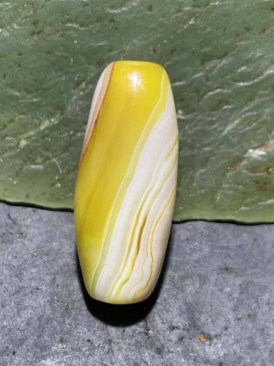 精美高玉化黄料缠丝玛瑙随形桶珠一个！