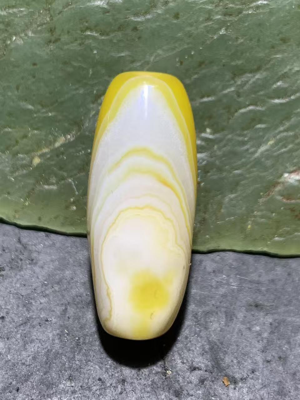 精美高玉化黄料缠丝玛瑙随形桶珠一个！