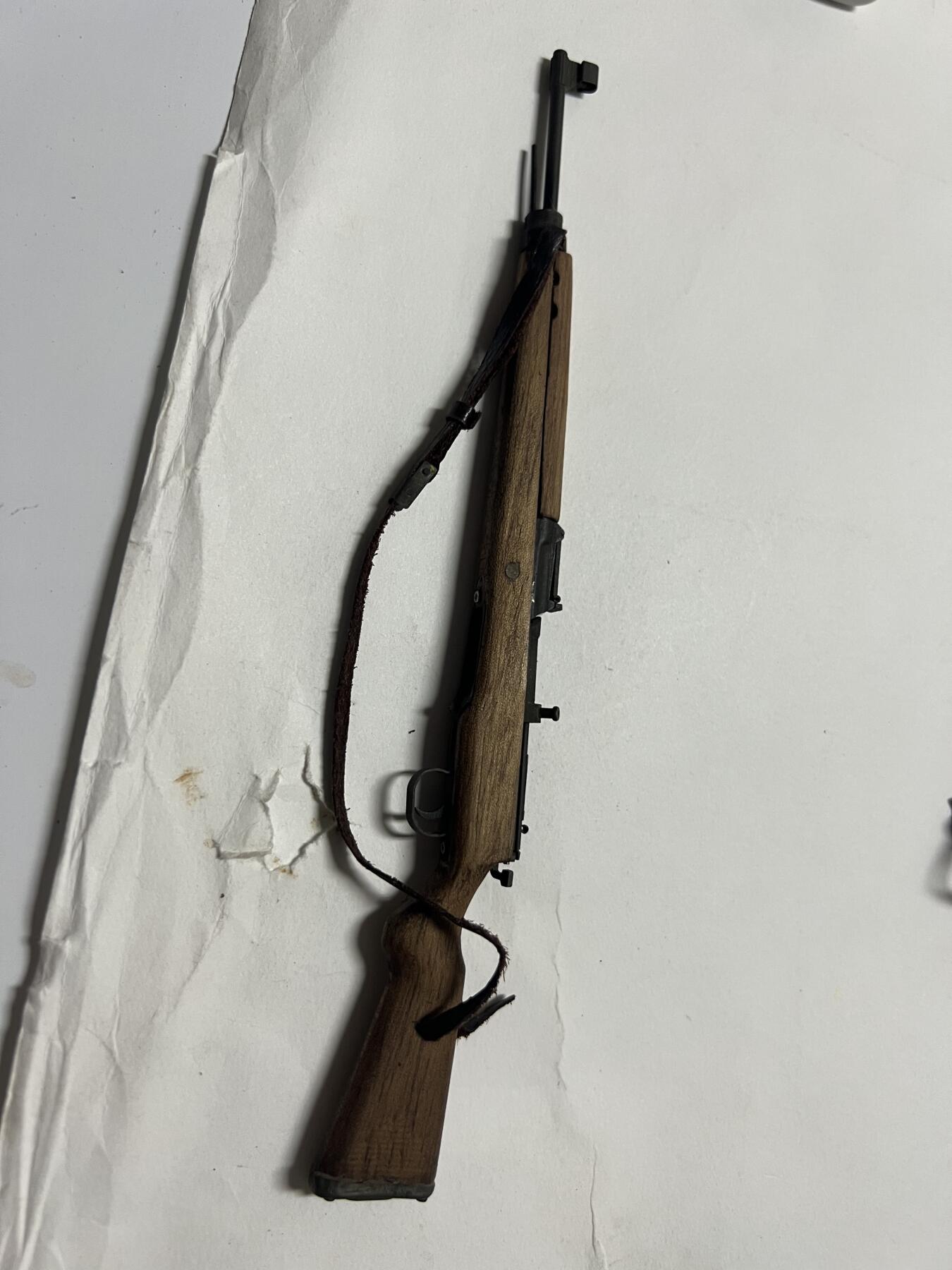 零元拍：钛金：1/6 G43和阿卡47模型，全金属+实木，G43无蛋夹，阿卡也有问题，不知道是不是少零件，就当残品吧。介意勿拍，两只一起拍。