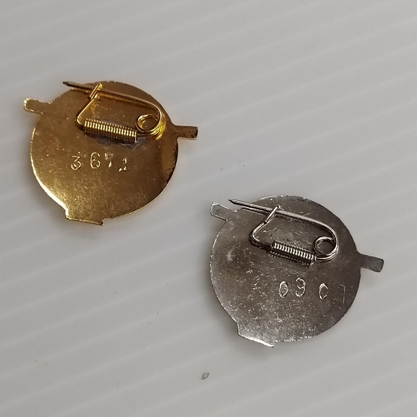 PCAI钱币10-506  乱七八糟的处理小专场 早期徽章一对
