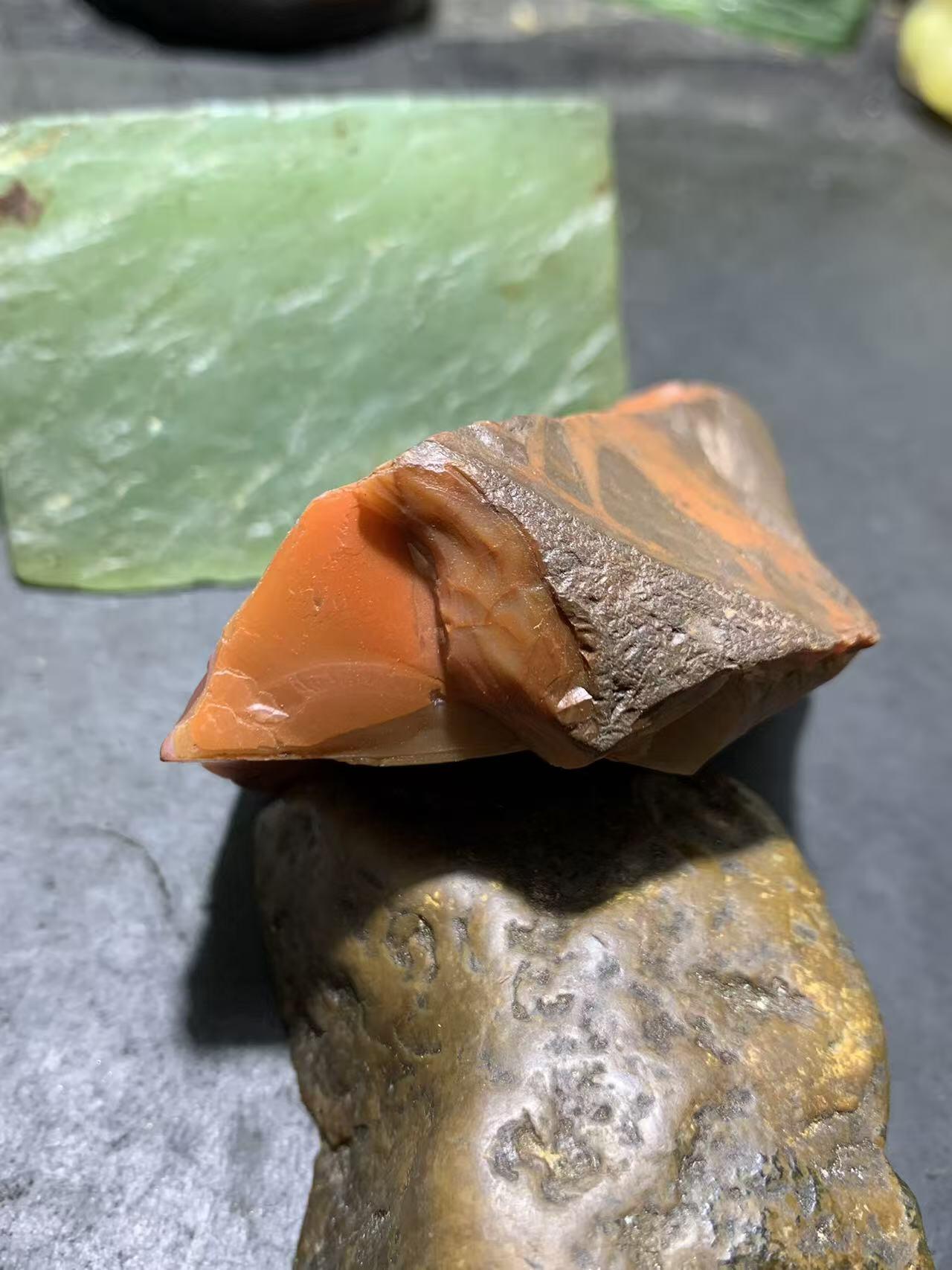 精美铁皮明料柿子红冻料南红玛瑙原石一颗，
