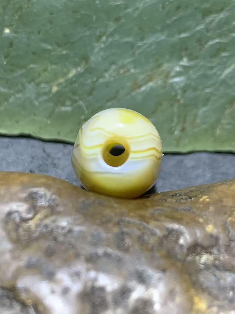 精美高玉化黄料缠丝玛瑙随形桶珠一个！