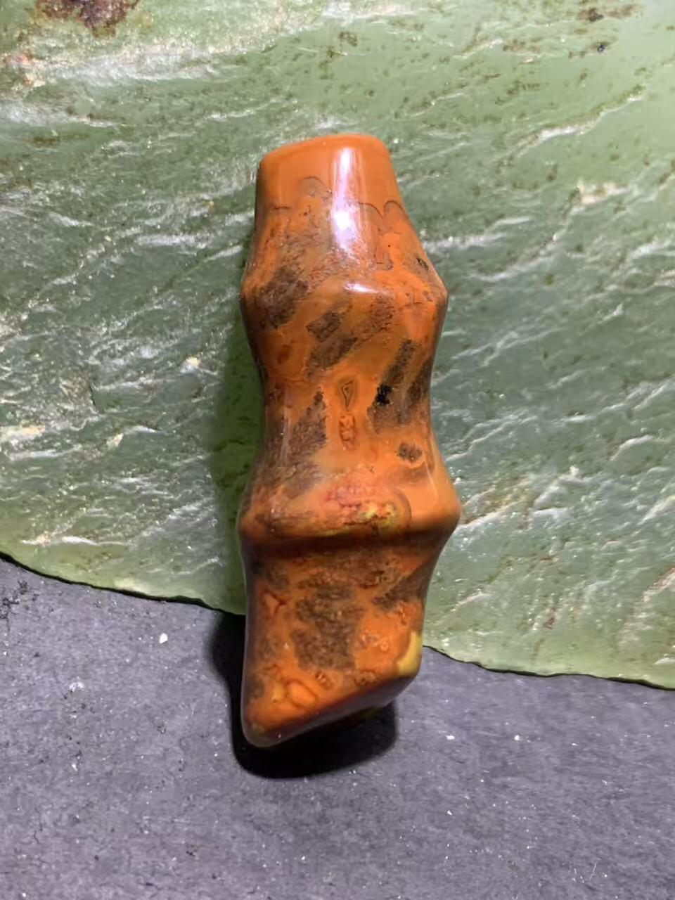精美高润度草花纹战国红玛瑙雕刻竹节吊坠一个，