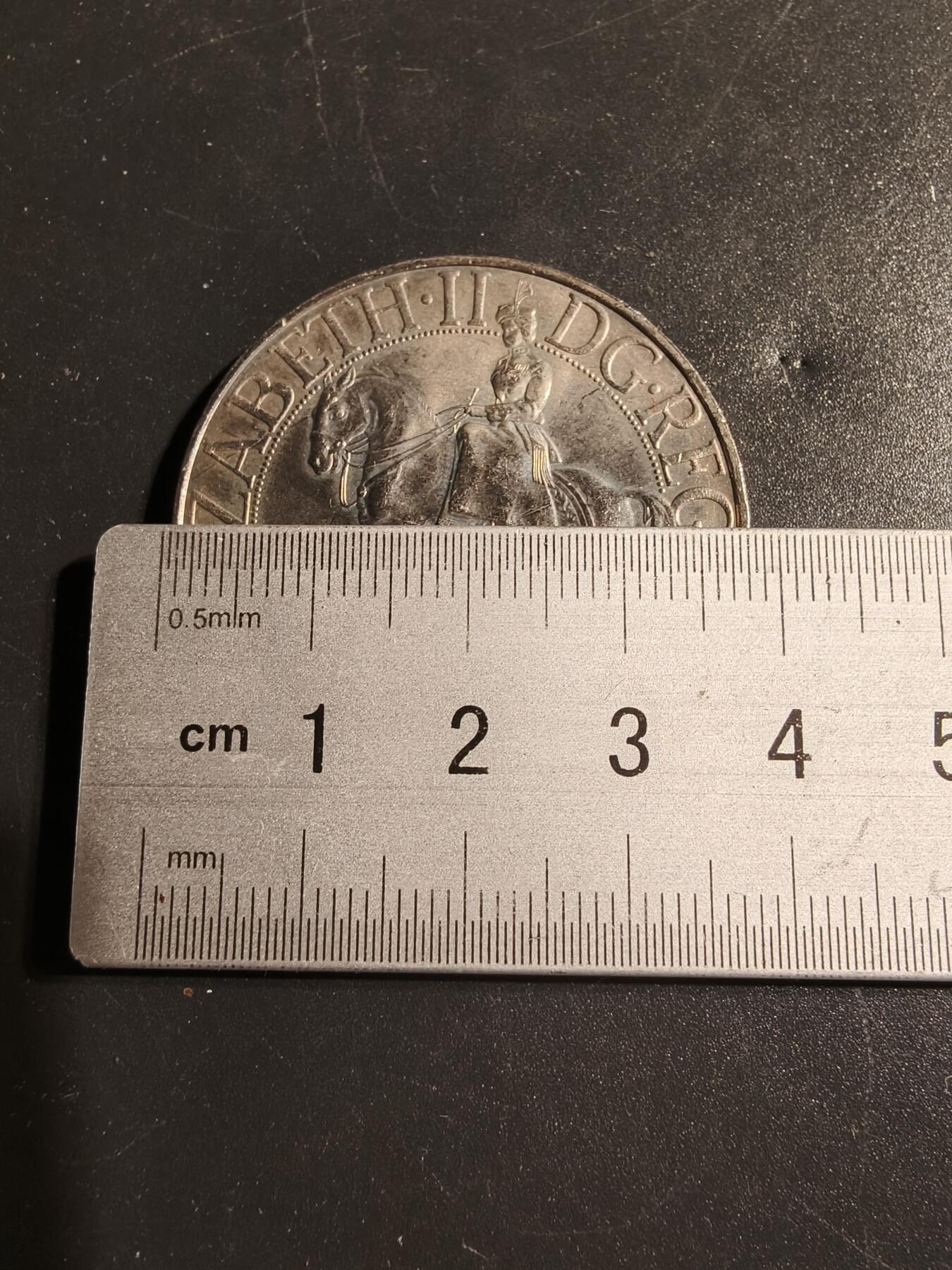 老王徽章第148期 英国伊丽莎白二世银禧克朗币   直径38mm  重量28.6g