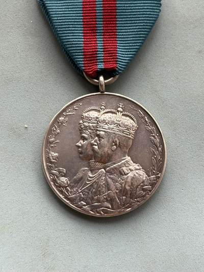 盛世勋华——号角文化勋章邮票专场拍卖第277期 - 英国1911年乔治五世国王加冕纪念章，银制 英国官方设立，仅授予15901枚，极少见带刻名，授予参与乔治五世加冕仪式的英国海军装甲巡洋舰"汉普郡号"水兵米德，值得注意的是，乔治五世加冕仪式后举行的海上阅舰式，包括中国海圻号巡洋舰、德国冯·德·坦恩号战列巡洋舰、日本鞍马号装甲巡洋舰、俄罗斯罗斯亚号装甲巡洋舰在内的18国183艘舰艇参与检阅，参与加冕庆典的清朝贝子载振和统领程璧光也获得国王加冕奖章