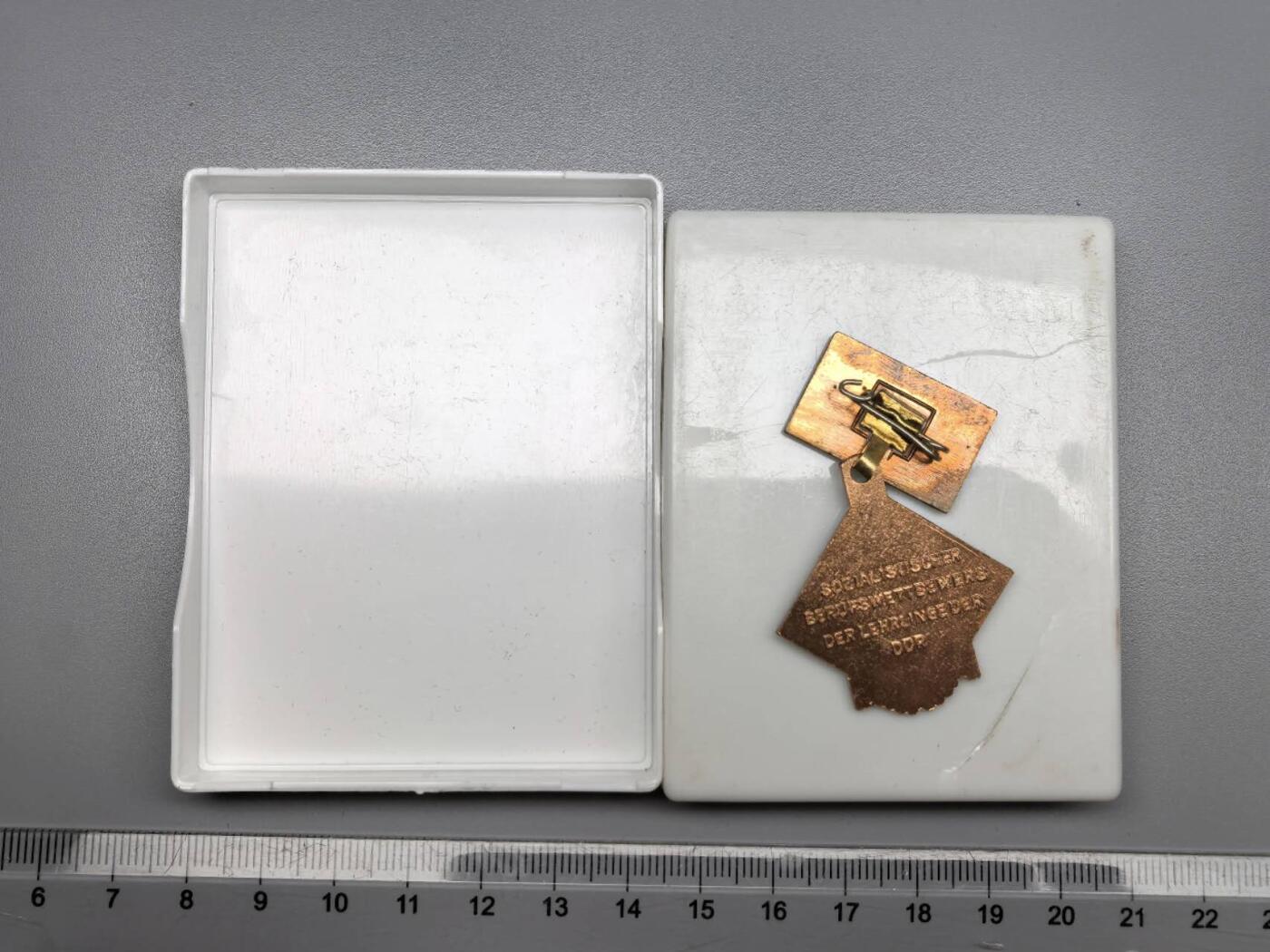 小驴勋章奖章收藏9月13日星期六晚18点拍卖（有偿代拍，送拍规则在简介最后，参拍须阅读规则后再参拍，关系到运费包装发货时效真假辨别等关键信息，店主微信码在最后一拍品）