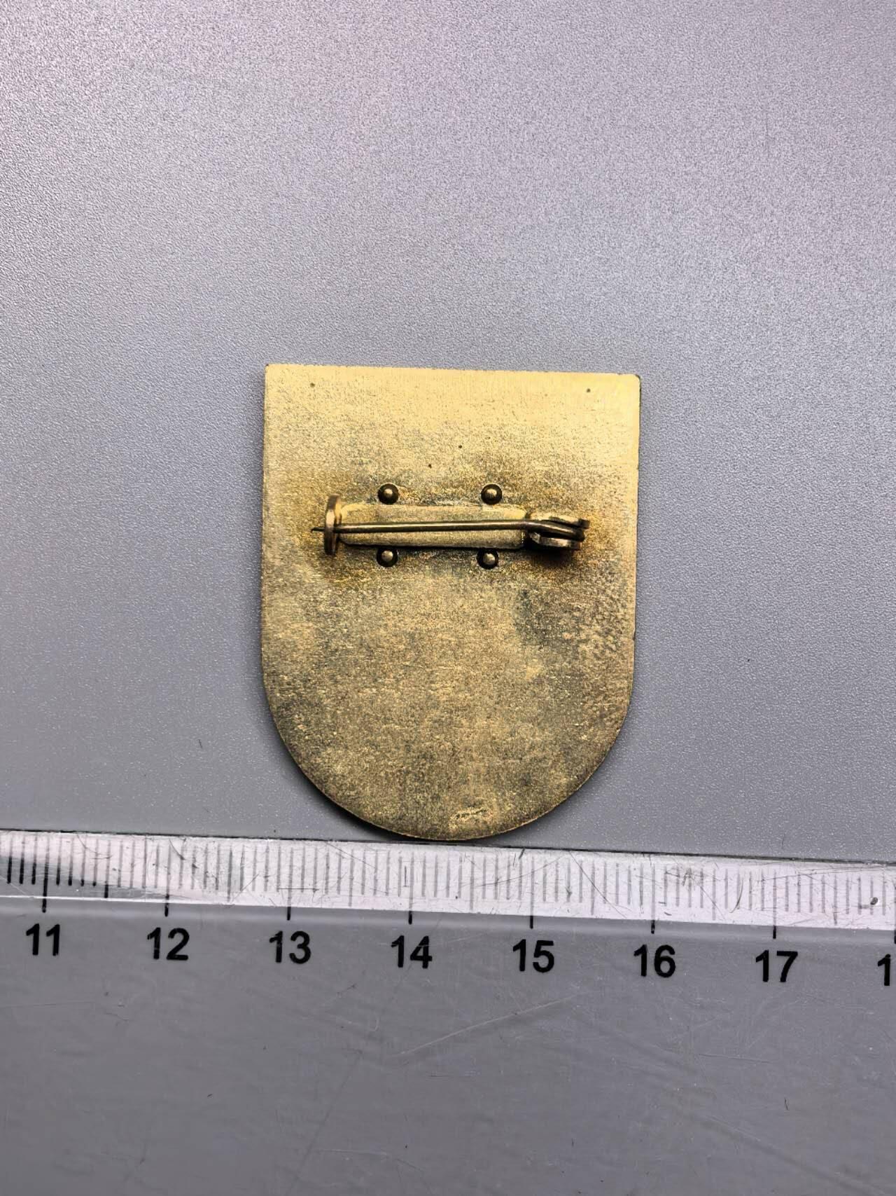 小驴勋章奖章收藏9月13日星期六晚18点拍卖（有偿代拍，送拍规则在简介最后，参拍须阅读规则后再参拍，关系到运费包装发货时效真假辨别等关键信息，店主微信码在最后一拍品） 东德人民军 民防 徽章