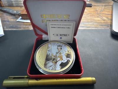 ❤️【币观天下】❤️ 第323期钱币拍卖- 2025.9.12周五晚上6点半场-长期征集拍品 - 英国2012年伊丽莎白二世女王登基60周年彩色镀金精制纪念章直径70MM120克