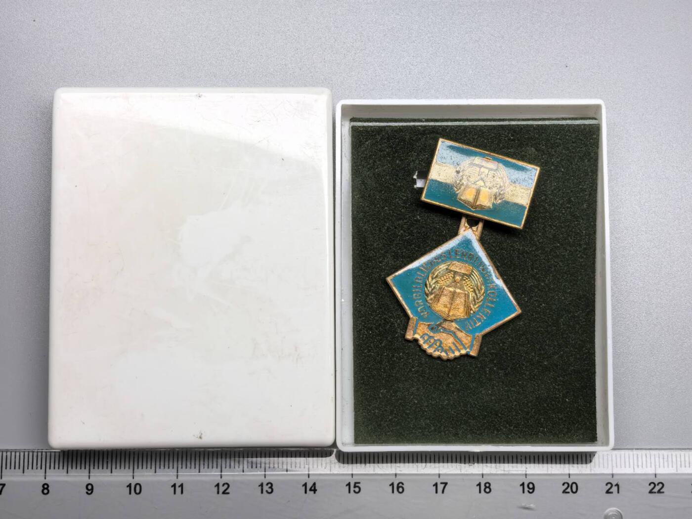 小驴勋章奖章收藏9月13日星期六晚18点拍卖（有偿代拍，送拍规则在简介最后，参拍须阅读规则后再参拍，关系到运费包装发货时效真假辨别等关键信息，店主微信码在最后一拍品）