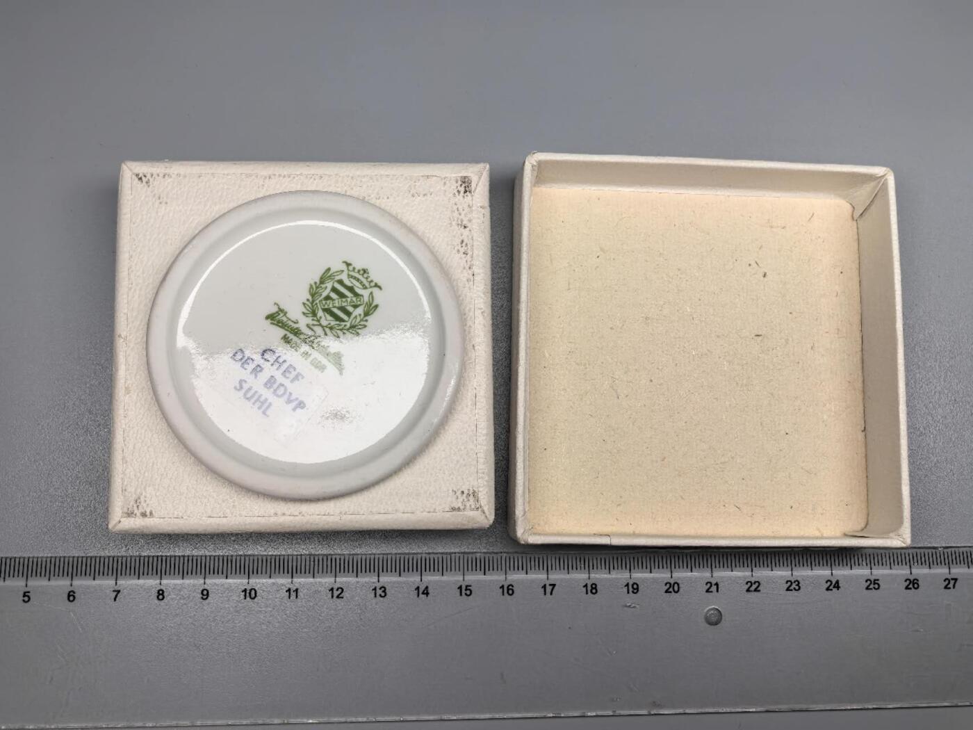 小驴勋章奖章收藏9月13日星期六晚18点拍卖（有偿代拍，送拍规则在简介最后，参拍须阅读规则后再参拍，关系到运费包装发货时效真假辨别等关键信息，店主微信码在最后一拍品） 东德瓷摆件赏牌带盒