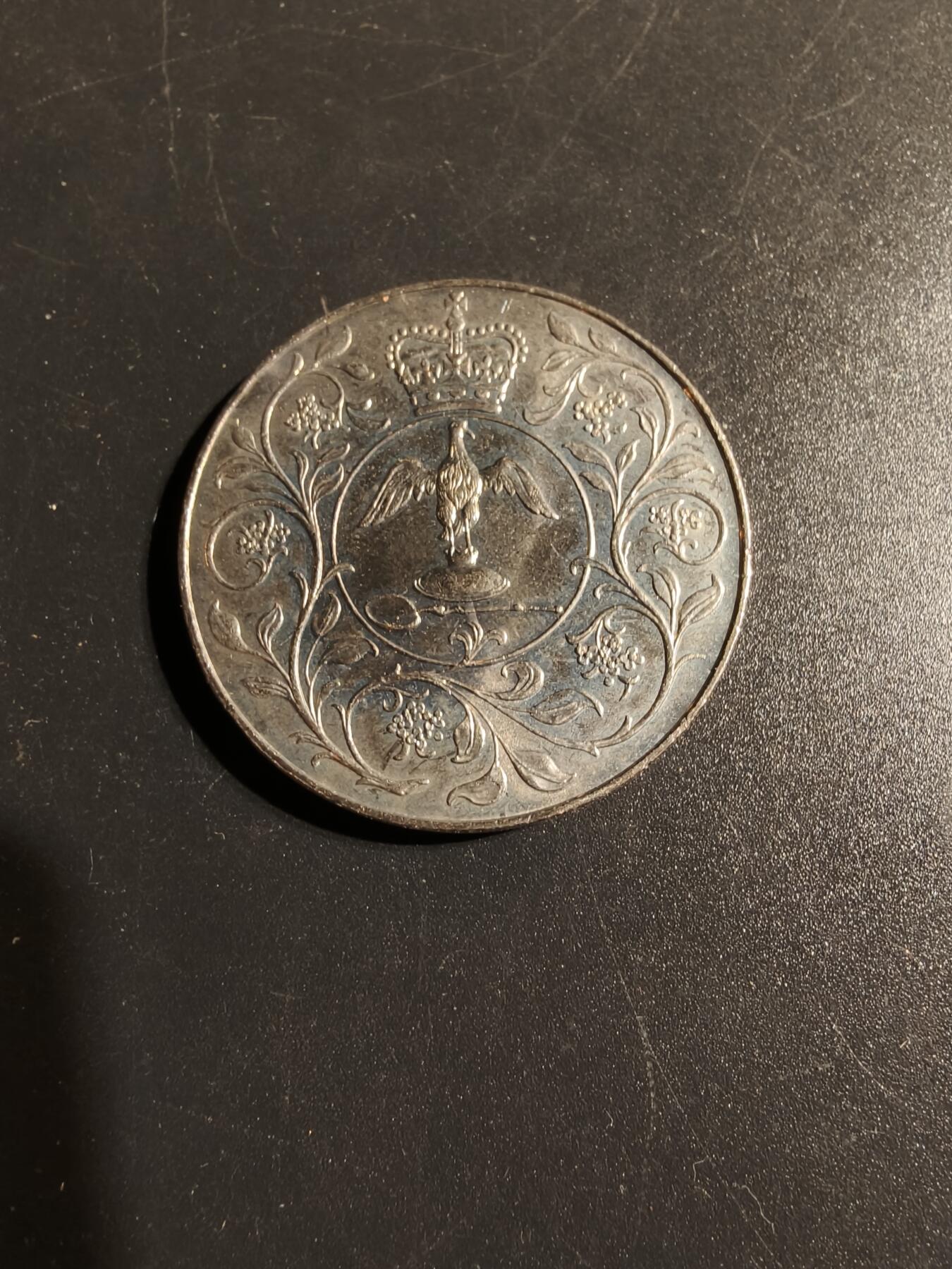 老王徽章第148期 英国伊丽莎白二世银禧克朗币   直径38mm  重量28.6g