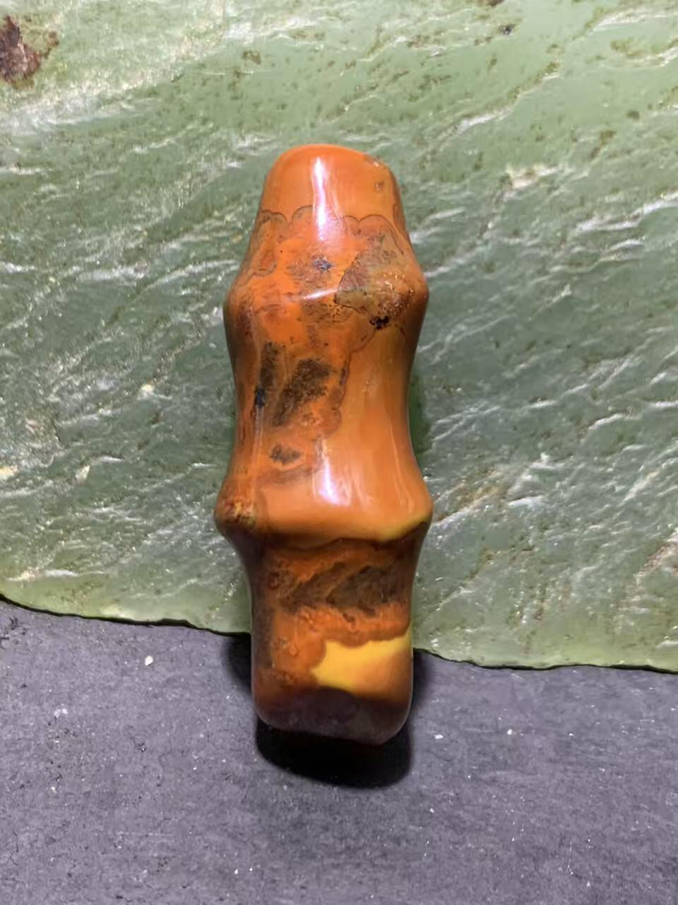 精美高润度草花纹战国红玛瑙雕刻竹节吊坠一个，