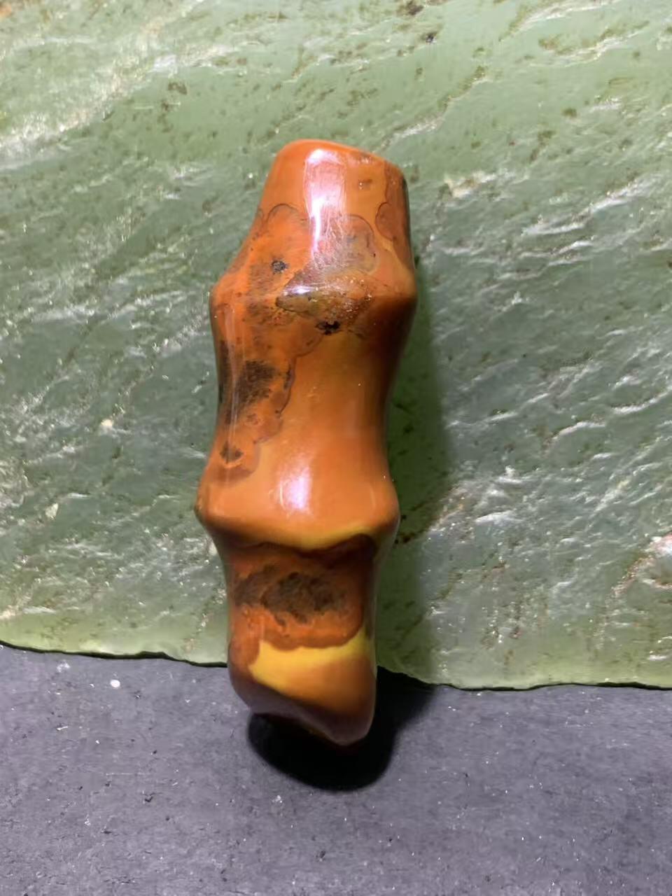 精美高润度草花纹战国红玛瑙雕刻竹节吊坠一个，