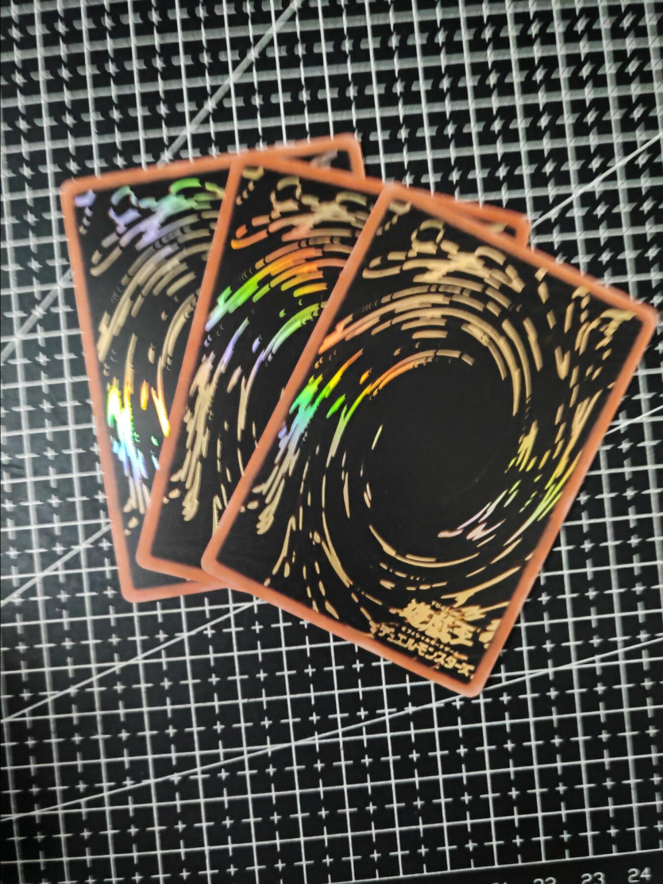 铃鹿第七期（提示一：自制卡难免瑕疵，可能存在撞角爆边等出厂瑕疵，介意慎拍；提示二：参拍请慎重，跑单押金不退的）） 白花PVC闪卡游戏王三幻神