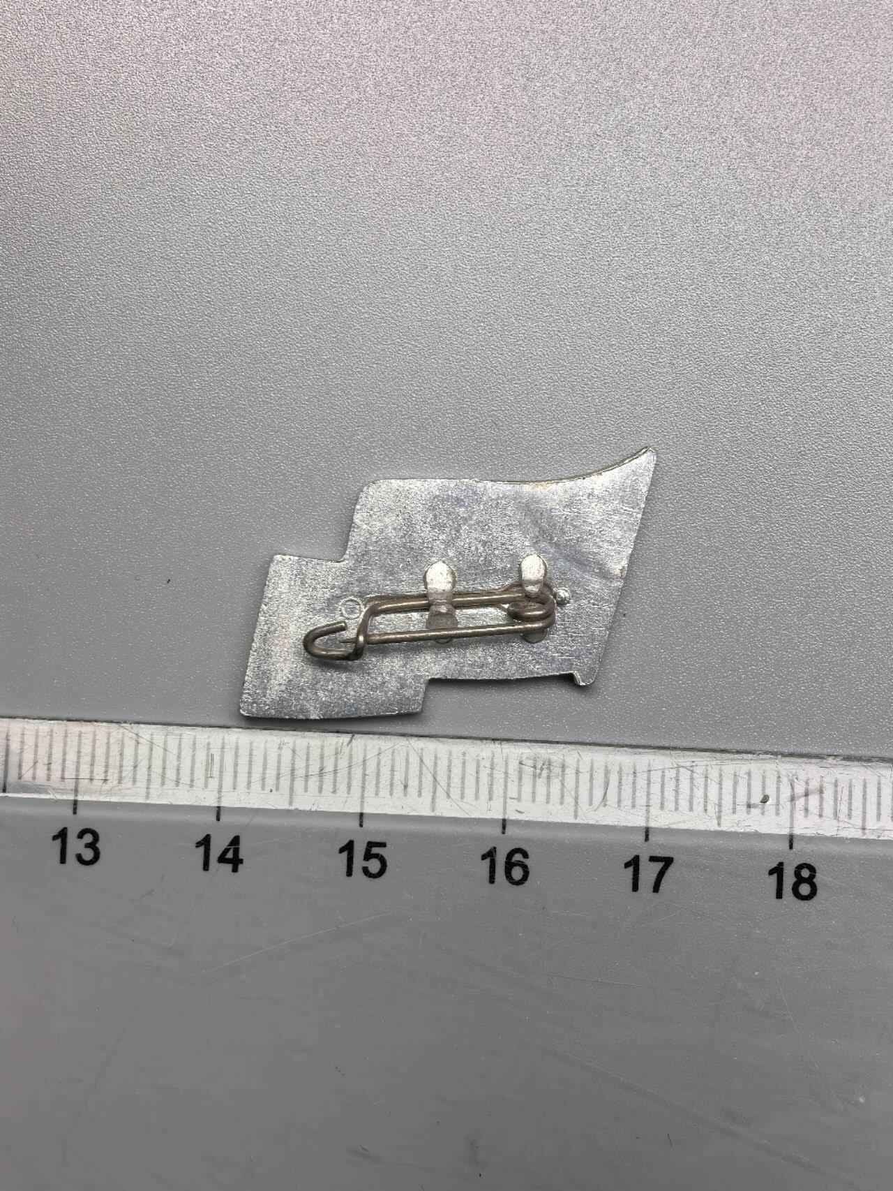 小驴勋章奖章收藏9月13日星期六晚18点拍卖（有偿代拍，送拍规则在简介最后，参拍须阅读规则后再参拍，关系到运费包装发货时效真假辨别等关键信息，店主微信码在最后一拍品） 东德24年纪念小徽章