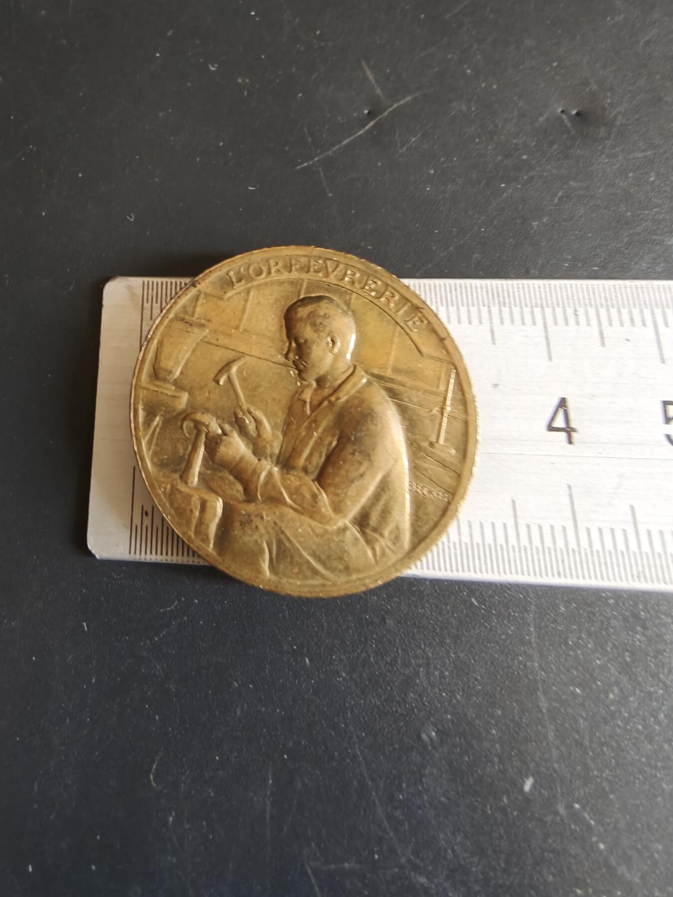 老王徽章第148期 法国1937巴黎国际技术与艺术展览纪念章    直径32mm   重量20g