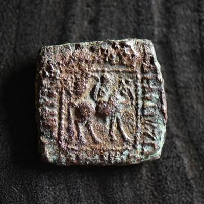 【良泉】第40期【直播场】10月16日晚19.30点开拍！225组（本场结束后外出旅游。之前预存钱币的朋友请告知，将连同本场拍品一起邮寄）  - 【藏家出品E】沃洛奈斯大王4查柯铜币公元前76-前75年。 正面:方框内国王持矛骑像。希腊文内容“公正的爱兄弟的斯帕拉雷西斯国王”反面:方框内赫拉克勒斯手持棍棒及狮皮坐于岩石上。沃洛奈斯和斯帕拉雷西斯为副王时造的币，6.34克