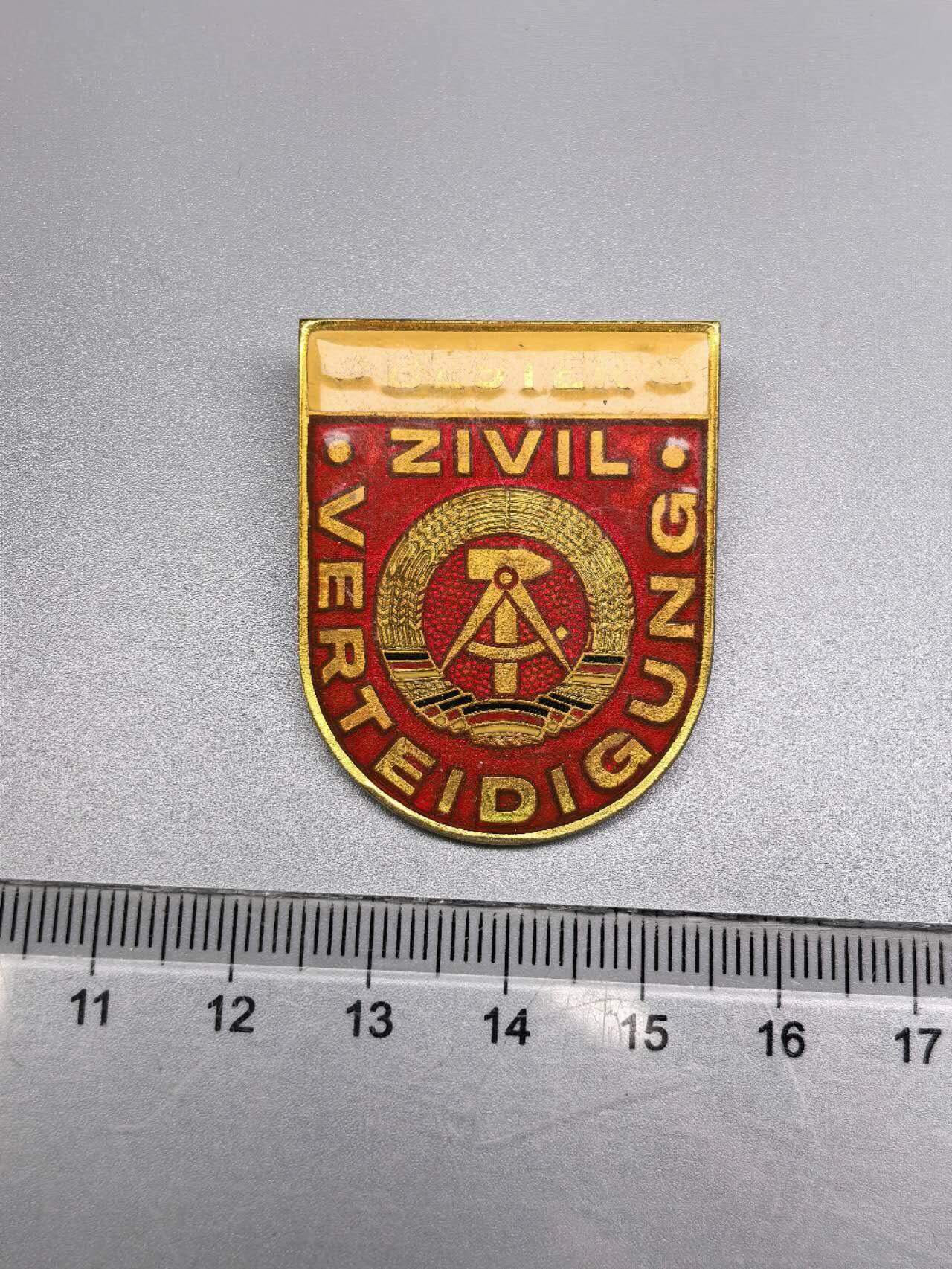 小驴勋章奖章收藏9月13日星期六晚18点拍卖（有偿代拍，送拍规则在简介最后，参拍须阅读规则后再参拍，关系到运费包装发货时效真假辨别等关键信息，店主微信码在最后一拍品） 东德人民军 民防 徽章