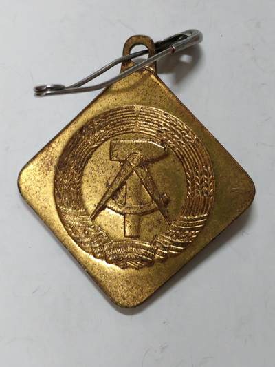 韵星假日拍卖第二十三期 -- Rimey Holidays Auction 23 - 民主德国国徽徽章