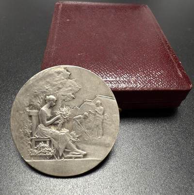 「木头集藏」章牌专场-第61场 - 法国卡昂市园艺原盒银章，直径：40 mm，25.8g，边铭：菱形厂标 ARGENT 野猪头银标，背面刻画卡昂市城市盾徽，较少见版本，原盒正常使用。