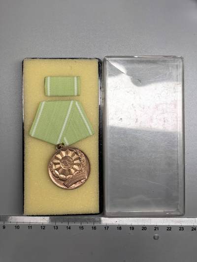 小驴勋章奖章收藏9月13日星期六晚18点拍卖（有偿代拍，送拍规则在简介最后，参拍须阅读规则后再参拍，关系到运费包装发货时效真假辨别等关键信息，店主微信码在最后一拍品） - 东德内务部武装力量杰出服务奖章