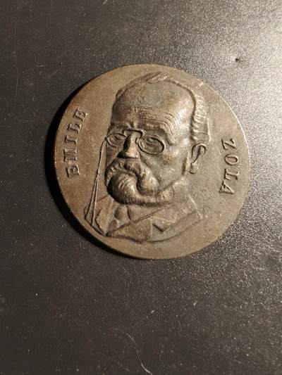 老王徽章第148期 - 法国作家艾米尔佐拉大铜章   直径40mm   重量25.1g     法国著名小说家、新闻记者、剧作家埃米尔·左拉（1840-1902），他是自然主义文学流派的代表人物。