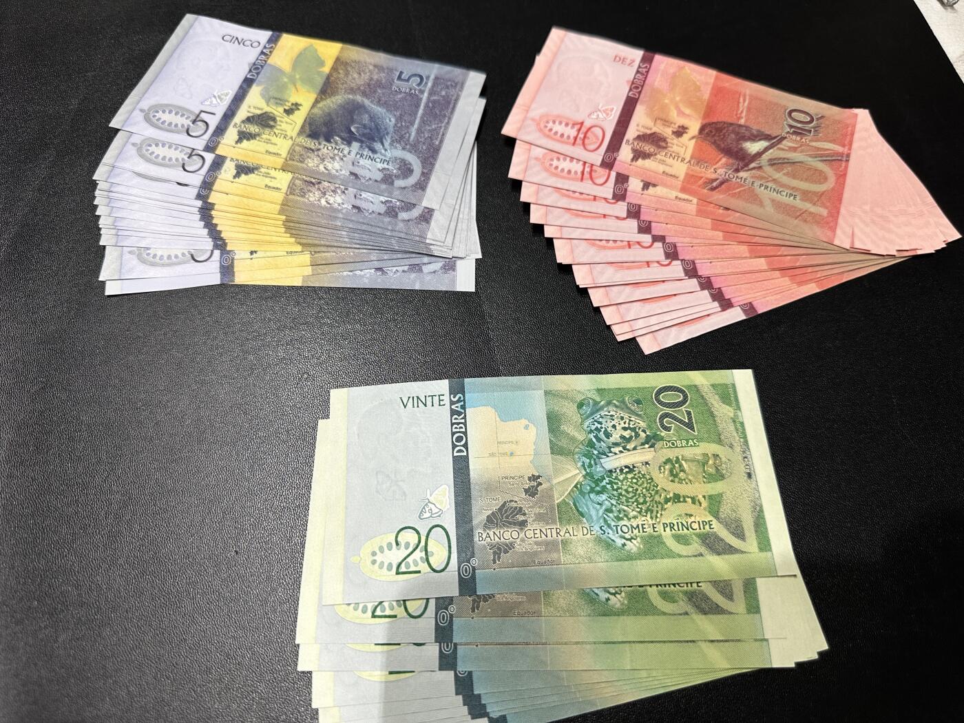 《外钞收藏家》第五百六十六期（本期精选热门裸币、优质评级币）（本平台长期征集拍品、欢迎藏友们联系合作） 圣多美和普林西比连号钞 5*19、10*16、20*8 全新UNC
