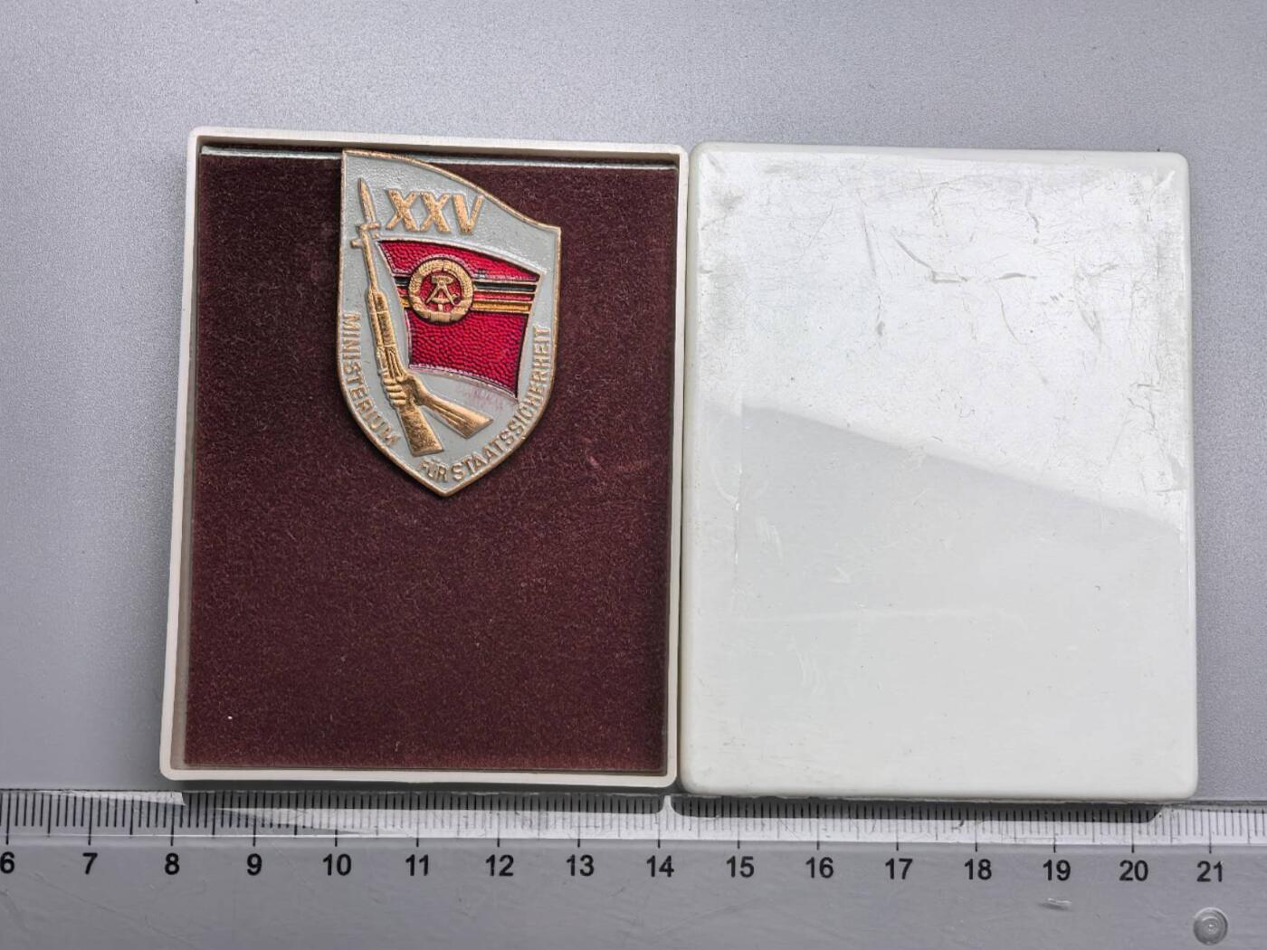 小驴勋章奖章收藏9月13日星期六晚18点拍卖（有偿代拍，送拍规则在简介最后，参拍须阅读规则后再参拍，关系到运费包装发货时效真假辨别等关键信息，店主微信码在最后一拍品）