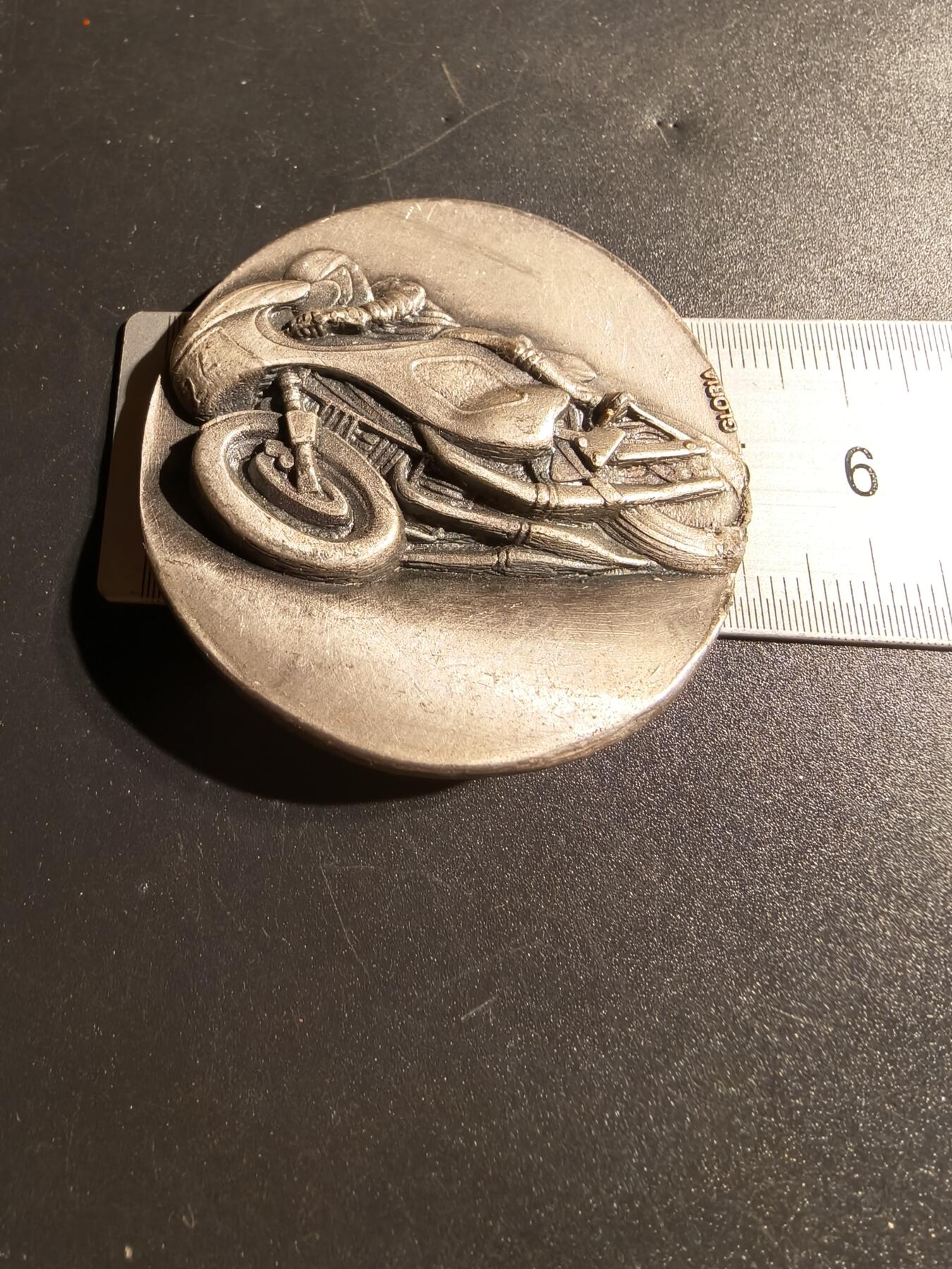 老王徽章第148期 法国赛车运动镀银纪念章   直径50mm   重量54.7g