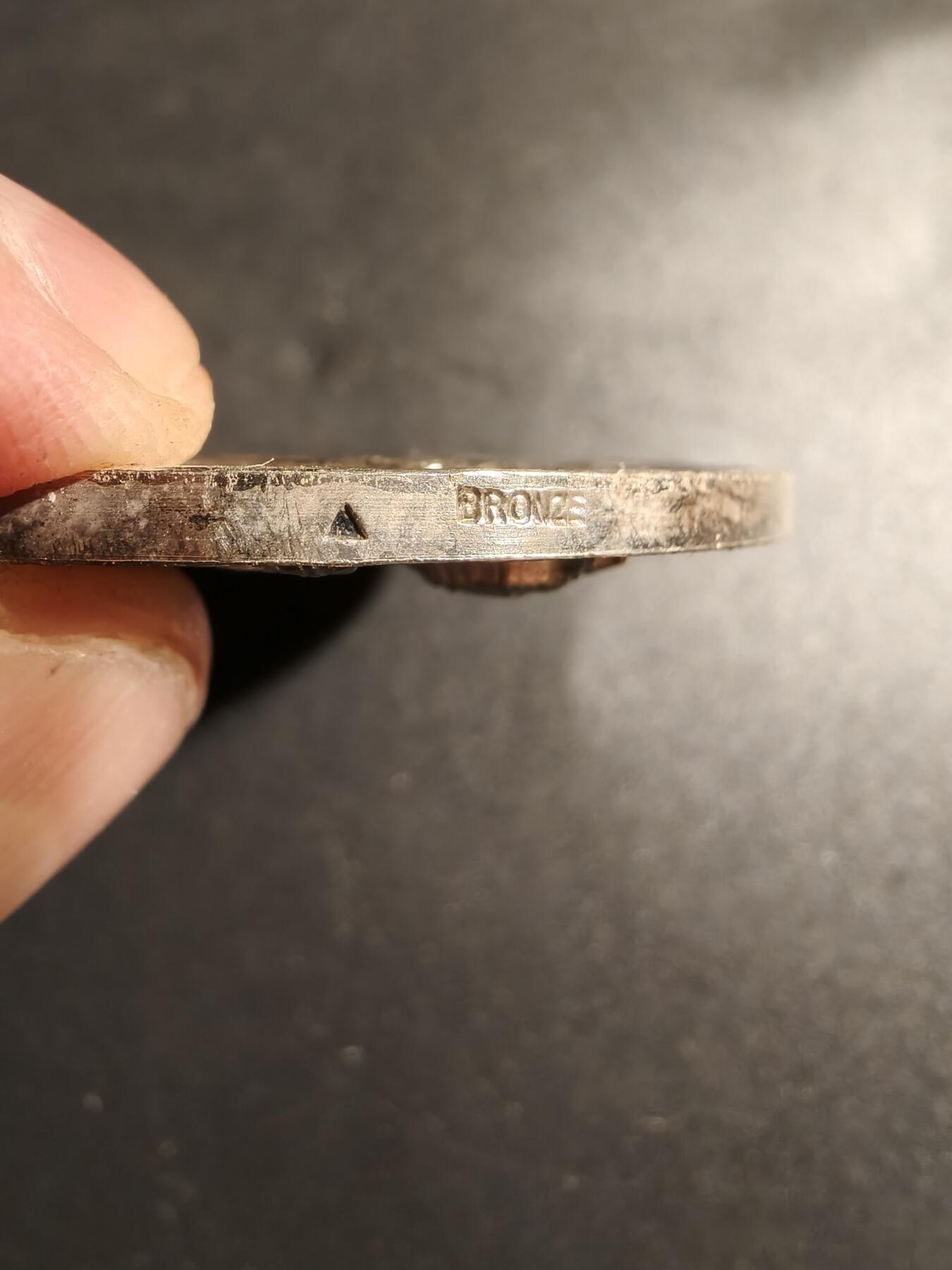 老王徽章第148期 法国电力公司镀银大铜章   名家Dropsy作品   直径54mm   重量71.4g