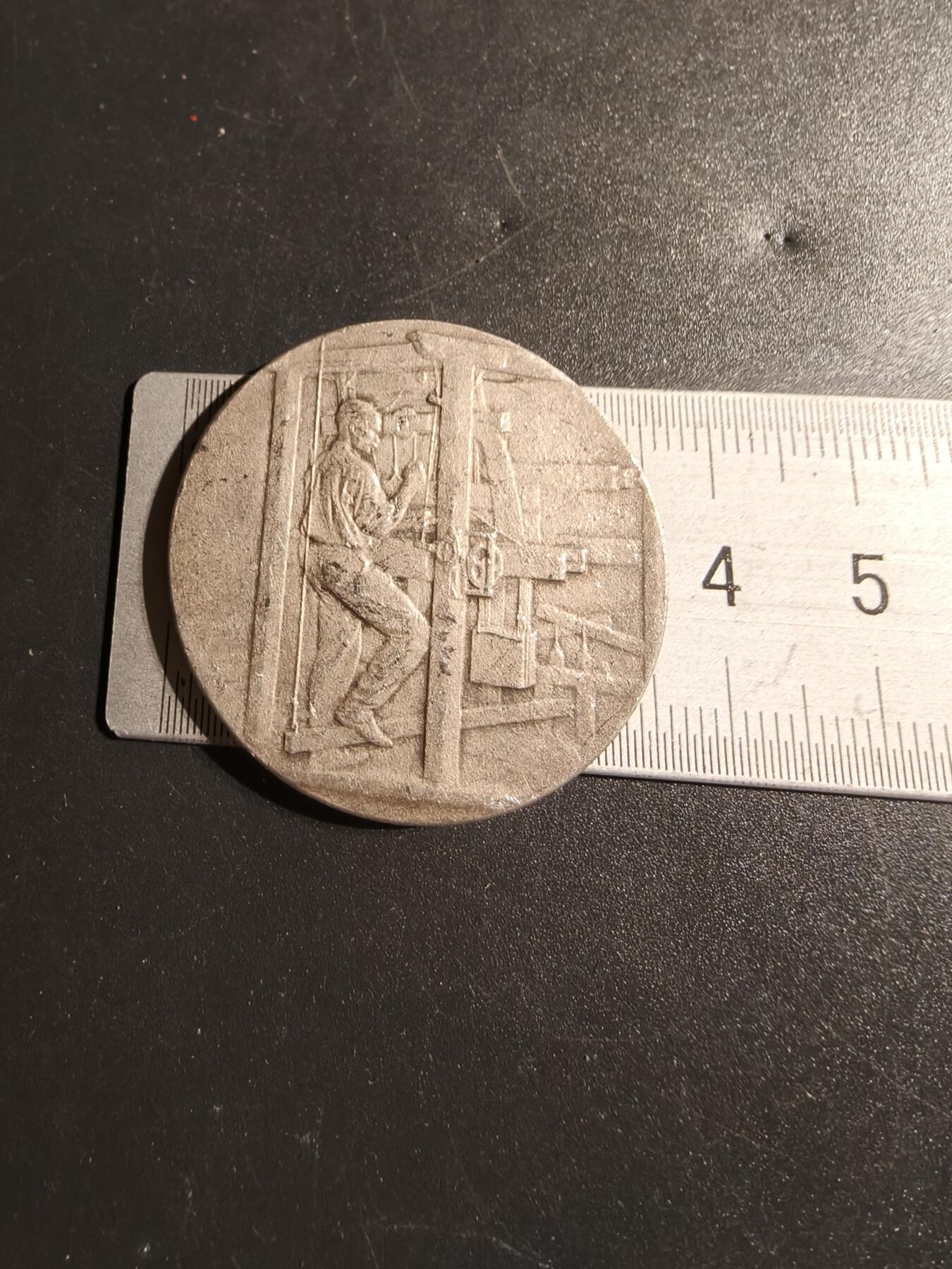 老王徽章第148期 法国化工行业镀银纪念章    直径36mm   重量11.9g